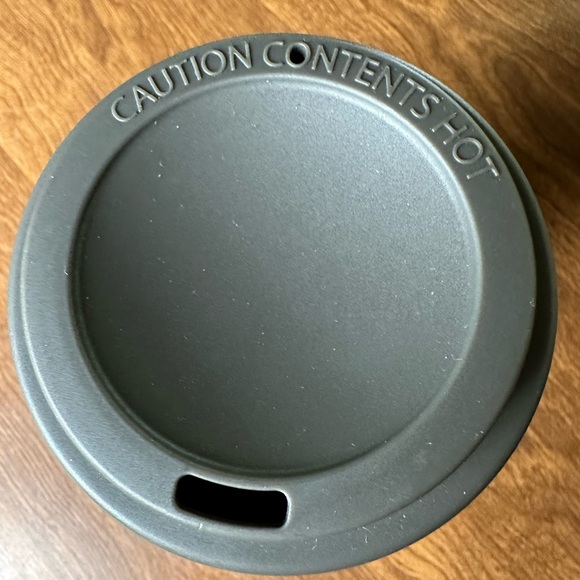 Harry Potter Hogwarts Crest Plastic Travel Mug - Picture 4 of 5